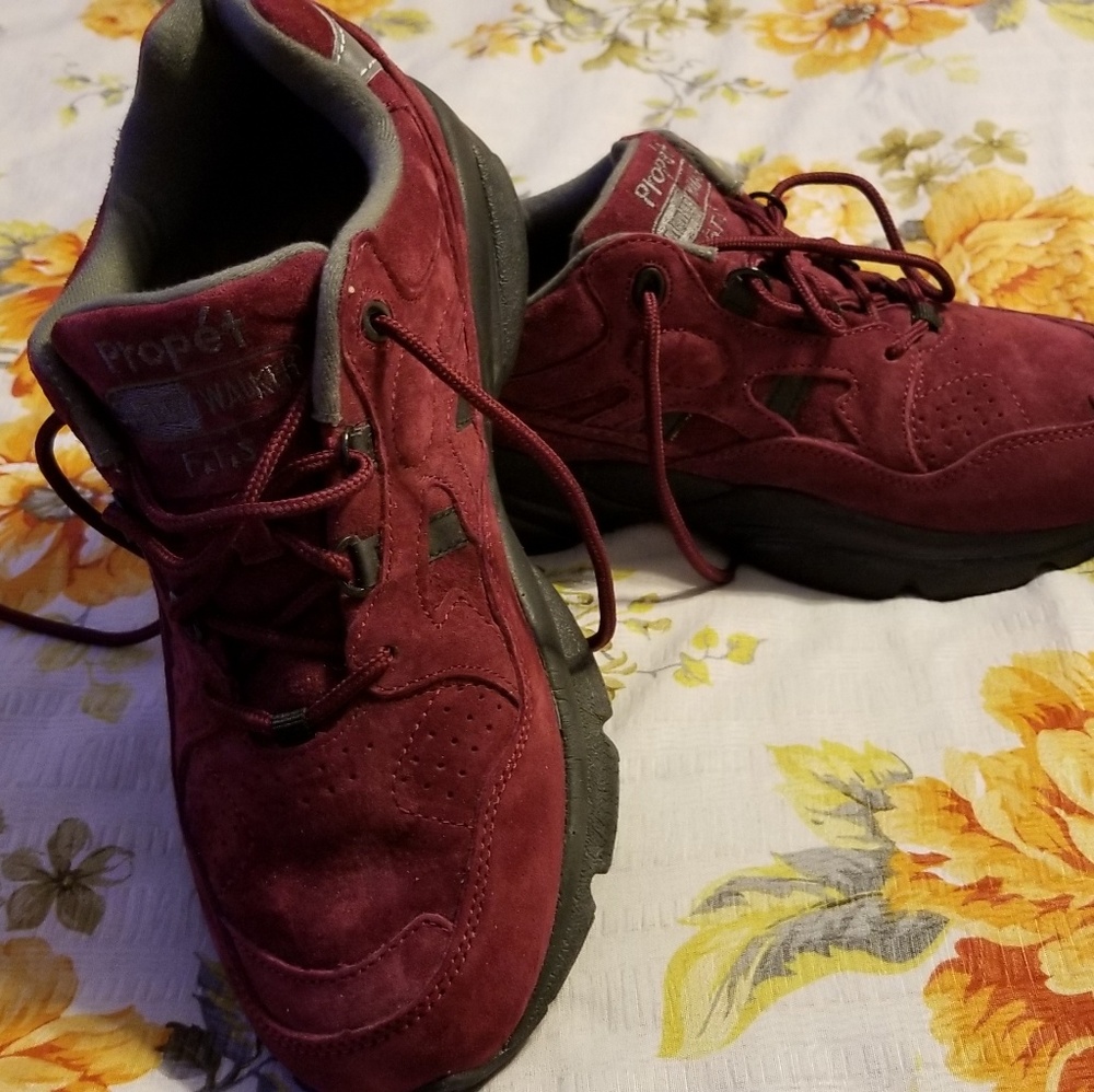 Womens Propet walking shoe